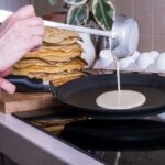 Crepes Teig wird in die Pfanne gefüllt