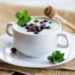 Grießbrei in einer Schale angerichtet mit Beeren