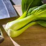 Pak Choi mit einem Messer auf dem Brett
