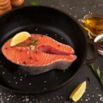 lachs wird in der pfanne gebraten