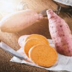 aufgeschnittene Süßkartoffel auf dem Brett