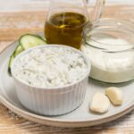 Aioli und andere Dips angerichtet auf einem Teller