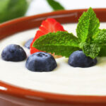 Grießbrei garniert mit Erdbeeren, Minze und Blaubeeren