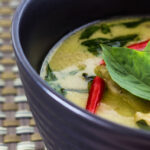 Curry mit unterschiedlichen Zutaten in einer Schüssel