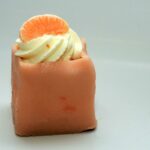 Marzipan garniert mit Sahne und Mandarine