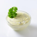 Remoulade im Glas mit Petersilie