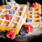 Waffeln garniert mit Beeren und Puderzucker