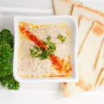 Baba Ganoush mit Pita und Basilikum