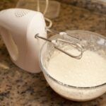 Teig in Schale mit elektrischem Mixer