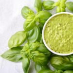grüne Sauce mit Basilikumblättern