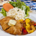 Kohlrabi-Schnitzel mit Möhre und Salat