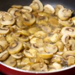 Pilze braten in einer Pfanne