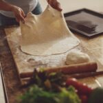 Pizzateig auf dem Brett