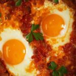 Zwei Rühreier in der Pfanne mit Petersilie