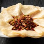 Tortillas auf Teller mit Fleisch und Gemüse