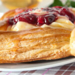 Blätterteigkuchen mit Kirschen und Vanillecreme
