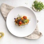 Bruschetta mit Gemüse und Salat auf einem Teller