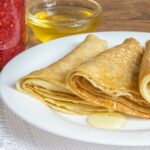 Crepes mit Agavendicksaft auf einem Teller