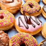 Unterschiedliche Donuts auf dem Tisch