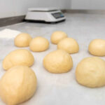 Mehrere geformte Brote vor dem Backen
