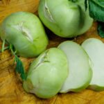 Geschnittene und frische Kohlrabi auf Holzbrett