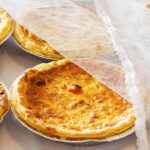 Mehrere Quiche-Teige auf dem Tisch