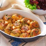 Rosmarinkartoffeln in Kochform mit Salat