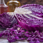 Geschnittener Rotkohl auf einem Holztisch