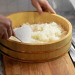 Sushi-Reis in traditionellem Topf
