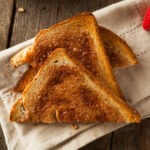 Toastbrote auf dem Tisch mit Erdbeere