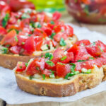 Bruschetta mit Tomaten, Zwiebeln und saftigem Brot