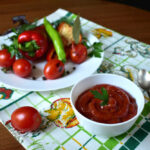 DDR-Tomatensauce mit Tomaten, Paprika und Pfeffer auf einem Tisch