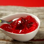 Löffel in einer Schale mit Roter Grütze