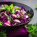 Geschnittener Rotkohl mit Radieschen und Minze