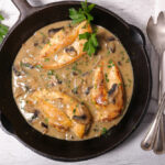 Sahnesauce mit Putenbrust in einer Pfanne