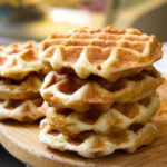 Mehrere Waffeln auf einem Holztablet