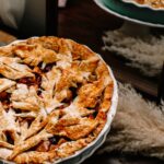 Zwiebelkuchen mit Spiegel im Hintergrund