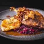 Gänsekeule mit Rotkohl und Thymian auf einem Teller
