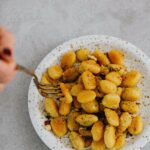 Gnocchi mit Gewürzen auf einem Teller