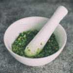 Grüne Sauce in einer Schale mit Mörsel
