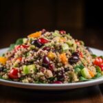 Quinoa-Salat mit Bohnen, Gurken und Tomaten